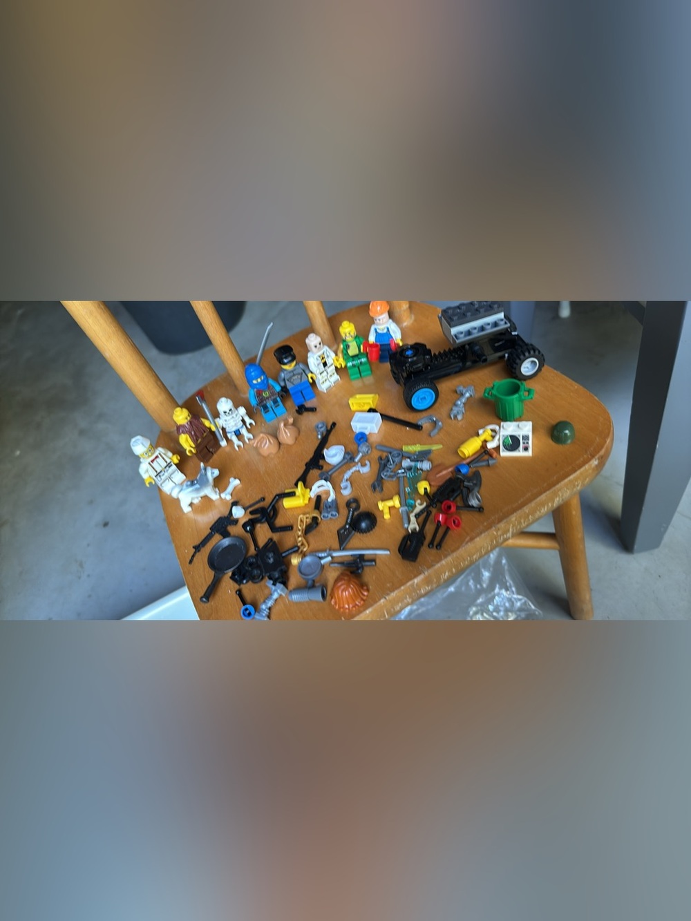 LEGOS with mini figures - Picture 2 of 9